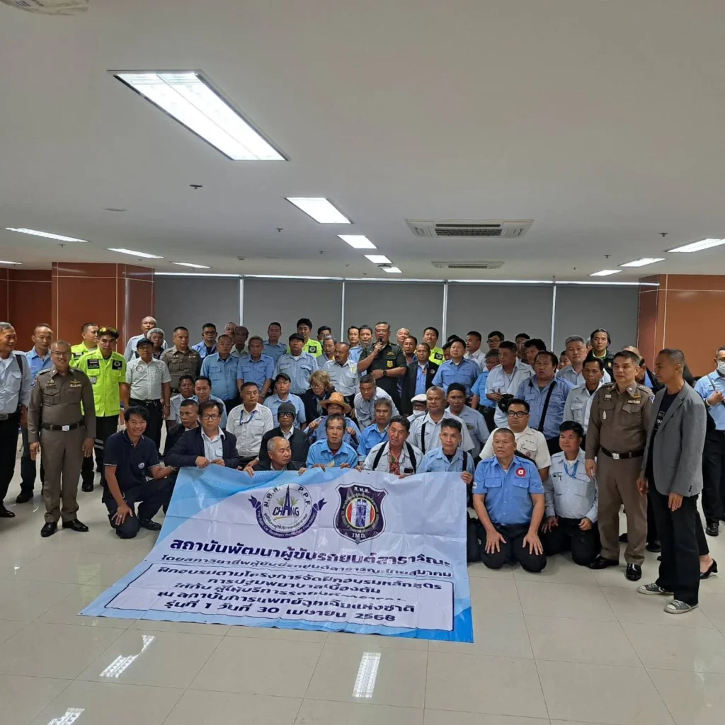 พนักงานขับรถตู้ผ่านการอบรมการปฐมพยาบาล และอาสาสมัครประสานงานตำรวจท่องเที่ยวถ่ายภาพที่ระลึก.webp
