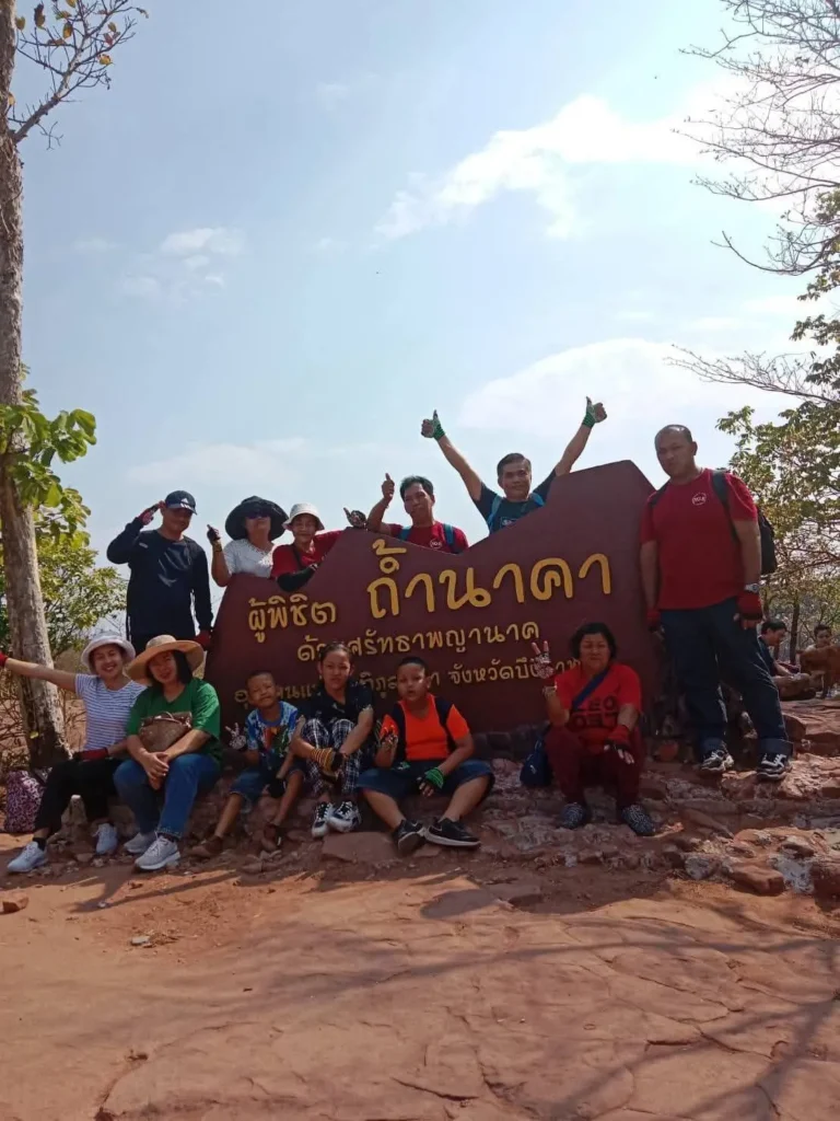 ผู้โดยสารไปกับ Thailand-Safe-Trip ประทับใจถ่ายภาพหมู่ที่ wat-tham-na-ka.webp