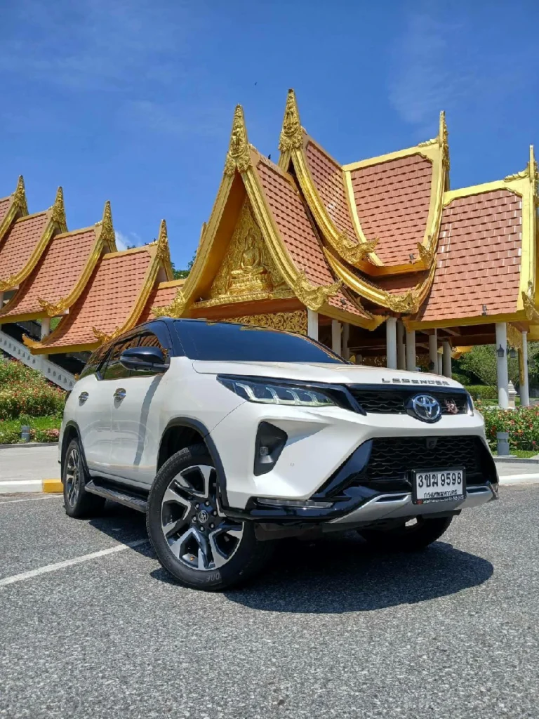 บริการเช่ารถพร้อมคนขับด้วยรถยนต์ Toyota Fortuner สีขาว สภาพใหม่ ได้มาตรฐานความปลอดภัย